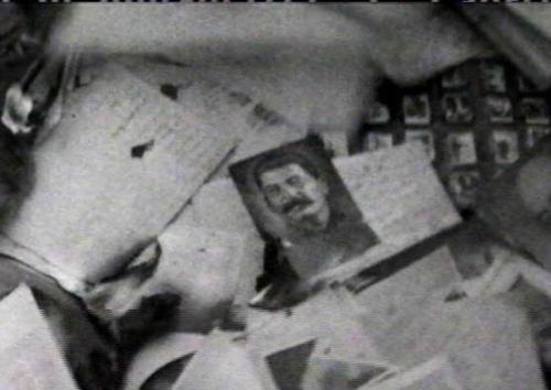 Hongaren reageren hun woede af op een foto van Stalin