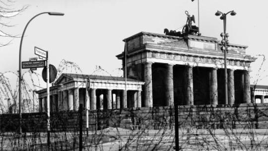 Prikkeldraad en betonblokken aan de westkant van de Brandenburger Tor, aug. 1961 (Landesarchiv Berlin, H. Bier, nr. 88455)