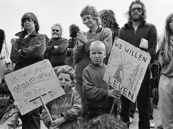 Protest bij Energie Onderzoekcentrum Nederland in Petten tegen dumpen radioactief materiaal in zee 23 mei 1982