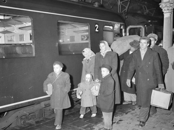Aankomst Rode Kruistrein met Hongaren te Utrecht 1956 