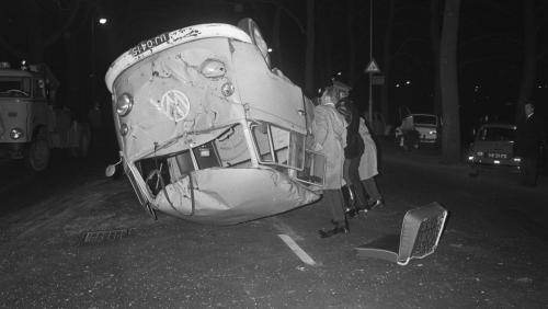 Volkswagen bestelauto over de kop op Mauritskade Amsterdam Politiemannen proberen wagen recht te zetten Datum 9 april 1970
