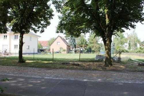 Finkenkruger Weg, Staaken (2011): de oude grenslijn is nog goed zichtbaar.  Op de achtergrond het huis van de familie Wenzlow die er altijd zijn blijven wonen.